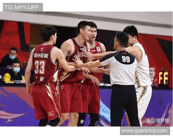 广东男篮与四川男篮激战正酣谁能在这场对决中笑到最后